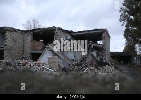 REGION CHARKIW, UKRAINE - 4. NOVEMBER 2024 - Ein Gebäude wird durch russische Bombenangriffe in der Region Charkiw im Nordosten der Ukraine zerstört. Stockfoto