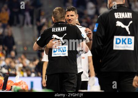 Andy SCHMID (Handball Schweiz Suisse, Nationaltrainer) Handshake mit Alfred GISLASON (DHB Nationalmannschaft Deutschland, Trainer) Handball-Nationalmannschaft Deutschland DHB (GER) vs. Handball Schweiz Suisse (SUI), Handball, Maenner, EHF EURO Qualifikation, 1. Spieltag, Spielzeit 2024/2025, 07.11.2024 Foto: Eibner-Pressefoto/Oliver Schmidt Stockfoto