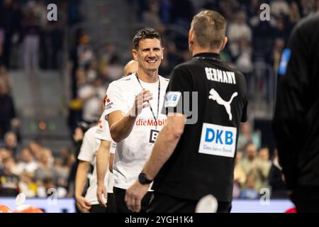 Andy SCHMID (Handball Schweiz Suisse, Nationaltrainer) Handshake mit Alfred GISLASON (DHB Nationalmannschaft Deutschland, Trainer) Handball-Nationalmannschaft Deutschland DHB (GER) vs. Handball Schweiz Suisse (SUI), Handball, Maenner, EHF EURO Qualifikation, 1. Spieltag, Spielzeit 2024/2025, 07.11.2024 Foto: Eibner-Pressefoto/Oliver Schmidt Stockfoto