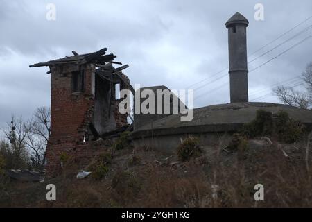 REGION CHARKIW, UKRAINE - 4. NOVEMBER 2024 - Ein Gebäude wird durch russische Bombenangriffe in der Region Charkiw im Nordosten der Ukraine zerstört. Stockfoto