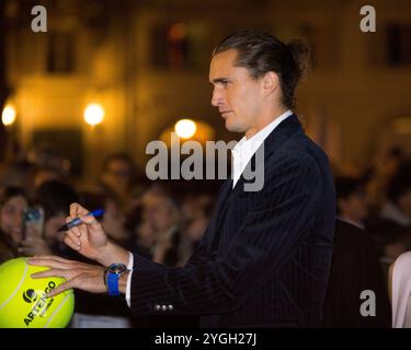 Turin, Italien. November 2024. Tennisspieler Alexander Zverev unterschreibt vor dem Nitto ATP Finals 2024 einen riesigen Tennisball auf blauem Teppich. Credit: Marco Destefanis/Alamy Live News Stockfoto