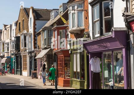 England, Kent, Whitstable, farbenfrohe Läden an der High Street Stockfoto