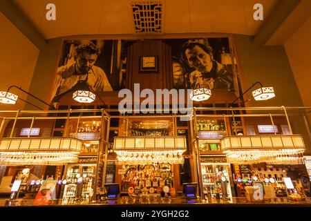 England, Kent, Whitstable, Peter Cushing Wetherspoon Pub, ehemaliges Kino im Art déco-Stil, Innenansicht des Barbereichs Stockfoto