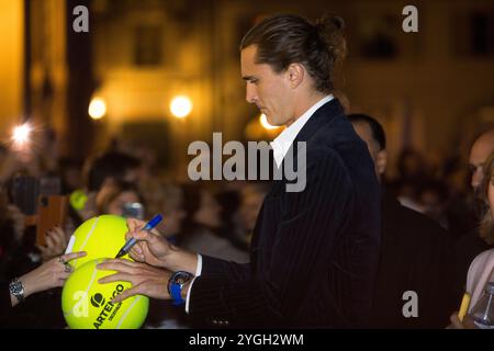 Turin, Italien. November 2024. Tennisspieler Alexander Zverev unterschreibt vor dem Nitto ATP Finals 2024 einen riesigen Tennisball auf blauem Teppich. Credit: Marco Destefanis/Alamy Live News Stockfoto