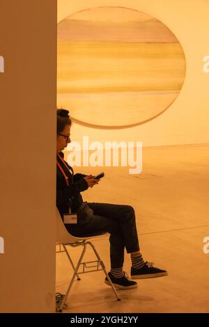 England, Kent, Margate, Turner Contemporary Art Gallery, Innenansicht des weiblichen Gallery Mitarbeiters auf Mobiltelefon Stockfoto