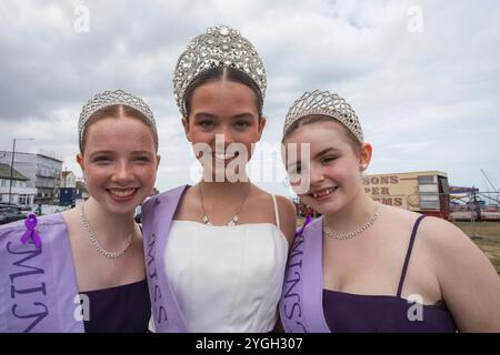 England, Kent, Margate, Margate Carnival, Gruppenporträt von Miss Minster Carnival Queen und ihren Ehrenmädchen Stockfoto