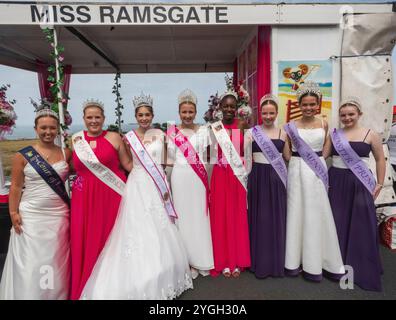 England, Kent, Margate, Margate Carnival, Gruppenporträt der Karnevalköniginnen und ihrer Ehrenmädchen Stockfoto