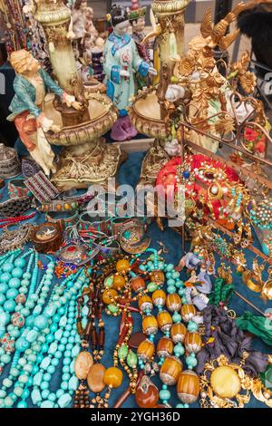 England, Kent, Faversham, Faversham Street Market, Ausstellung von farbenfrohem Schmuck Stockfoto