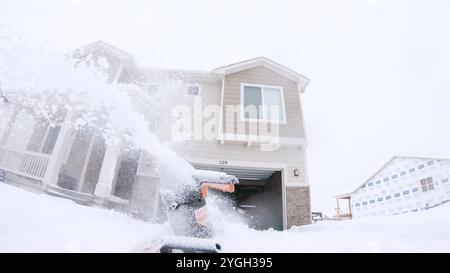 Der Winter bietet eine schneebedeckte Nachbarschaftsszene Stockfoto