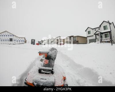 Der Winter bietet eine schneebedeckte Nachbarschaftsszene Stockfoto