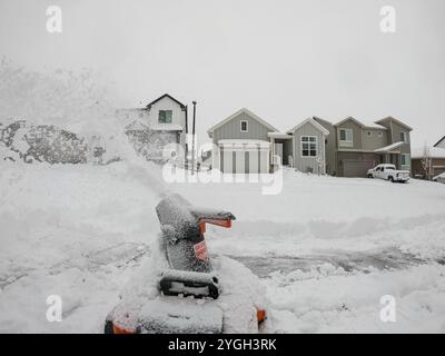 Der Winter bietet eine schneebedeckte Nachbarschaftsszene Stockfoto