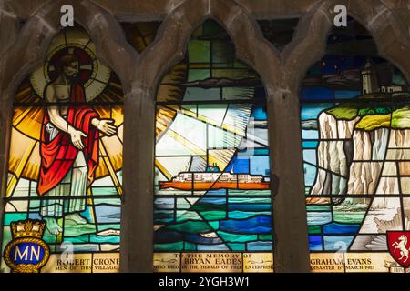 England, Kent, St. Margaret's Bay, St. Margaret of Antioch Church, Buntglasfenster mit dem Herald of Free Enterprise Disaster Stockfoto