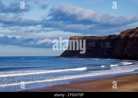 Das Meer am Fuße von Hunt Cliff, Saltburn, England. Stockfoto