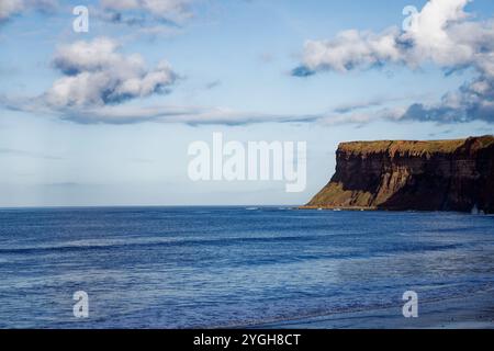 Das Meer am Fuße von Hunt Cliff, Saltburn, England. Stockfoto