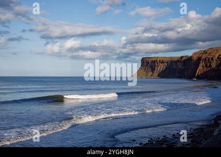 Das Meer am Fuße von Hunt Cliff, Saltburn, England. Stockfoto