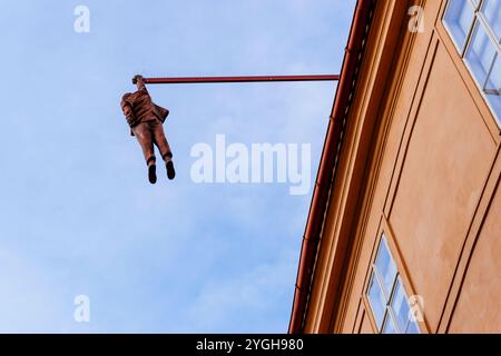 Die 220 cm hohe Statue von Sigmund Freud, die mit einer Hand vom Dach der Husova-Straße in Prag hängt, ist bekannt als der gehängte Mann nach einem Entwurf von David Černý Stockfoto