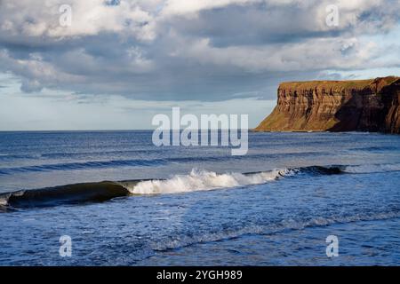 Das Meer am Fuße von Hunt Cliff, Saltburn, England. Stockfoto