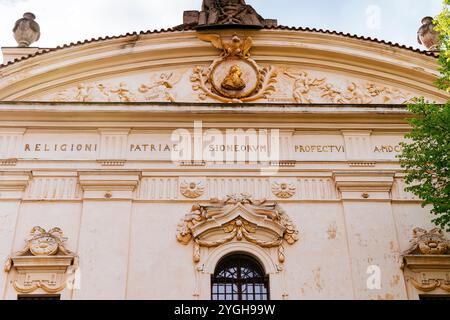 Vorderfassade der Bibliothek. Die Strahov-Bibliothek ist eine historische Klosterbibliothek des Königlichen Prämonstratenserkanons in Strahov. Strahov, Prag, Czec Stockfoto