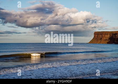 Das Meer am Fuße von Hunt Cliff, Saltburn, England. Stockfoto