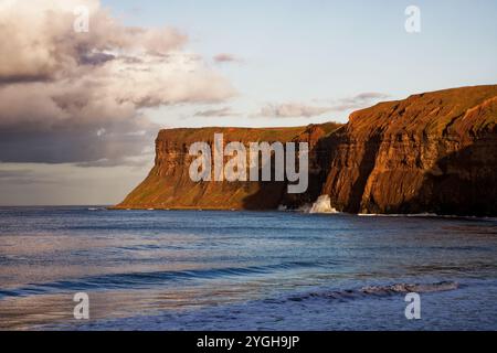 Das Meer am Fuße von Hunt Cliff, Saltburn, England. Stockfoto