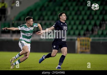 Die New Saints’ Daniel Davies (rechts) und Johnny Kenny (links) der Shamrock Rovers kämpfen um den Ball während des Spiels der UEFA Europa Conference League im Tallaght Stadium in Dublin. Bilddatum: Donnerstag, 7. November 2024. Stockfoto