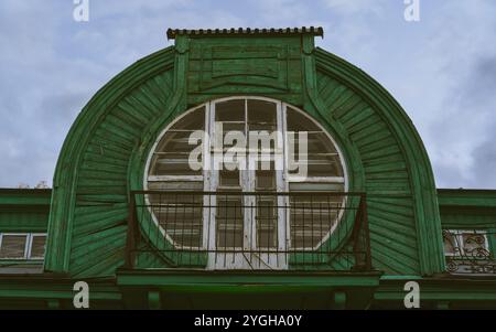 Ein grünes, hölzernes, altes Gebäude von ungewöhnlicher Form Stockfoto