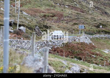 Autofahrt entlang der engen kurvenreichen Bergstraße in der ländlichen Landschaft donegals Rosguill Halbinsel Wild atlantic Way, County donegal, republik irland Stockfoto