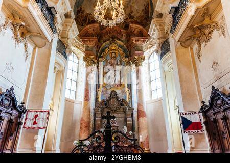 Altar in Apsis. Nikolaikirche, Staré Město. Seit 1920 ist sie die Hauptkirche der tschechoslowakischen Hussitenkirche und der Prager Diözese. Pra Stockfoto