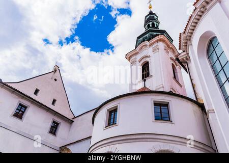 Kloster und Apsis der Basilika Mariä Himmelfahrt in Strahov. Prag, Tschechische Republik, Europa Stockfoto