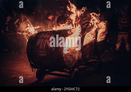 Lewes, East Sussex, Großbritannien. November 2024. Die Lagerfeuergesellschaften ziehen durch Lewes, eine Tradition, die die Verbrennung von 17 Märtyrern während Königin M. kompromitiert Stockfoto