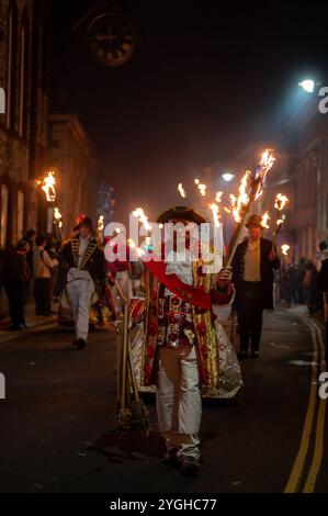 Lewes, East Sussex, Großbritannien. November 2024. Die Lagerfeuergesellschaften ziehen durch Lewes, eine Tradition, die die Verbrennung von 17 Märtyrern während Königin M. kompromitiert Stockfoto