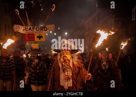 Lewes, East Sussex, Großbritannien. November 2024. Die Lagerfeuergesellschaften ziehen durch Lewes, eine Tradition, die die Verbrennung von 17 Märtyrern während Königin M. kompromitiert Stockfoto