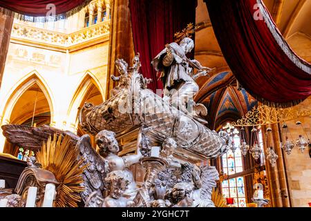 Das Grabmal des Heiligen Johannes von Nepomuk in der Veitskirche. Prager Burg, Prag, Tschechische Republik, Europa Stockfoto