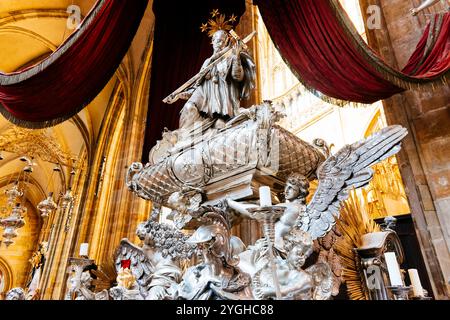 Das Grabmal des Heiligen Johannes von Nepomuk in der Veitskirche. Prager Burg, Prag, Tschechische Republik, Europa Stockfoto