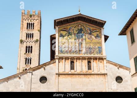 Die Fassade der Basilika San Frediano ist eine romanische Kirche in der Altstadt von Lucca in der Toskana Stockfoto