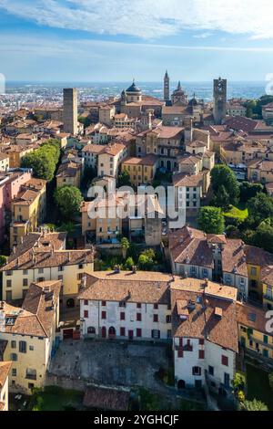 Blick auf die Dächer, Kirchen und Türme der Oberstadt (Città Alta) von Bergamo im Sommer. Bergamo, Lombardei, Italien. Stockfoto