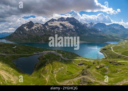 Aus der Vogelperspektive auf den Lago Bianco, Lagh da la Cruseta und die Berge am Berninapass, Graubünden, Engadin, Schweiz. Stockfoto