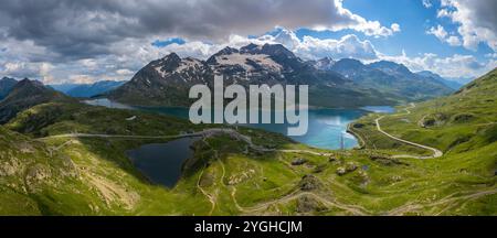 Aus der Vogelperspektive auf den Lago Bianco, Lagh da la Cruseta und die Berge am Berninapass, Graubünden, Engadin, Schweiz. Stockfoto