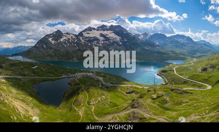 Aus der Vogelperspektive auf den Lago Bianco, Lagh da la Cruseta und die Berge am Berninapass, Graubünden, Engadin, Schweiz. Stockfoto