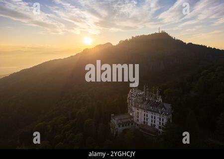 Blick aus der Vogelperspektive auf das verlassene Grand Hotel Campo dei Fiori im Sommer. Campo dei Fiori, Varese, Parco Campo dei Fiori, Lombardei, Italien. Stockfoto