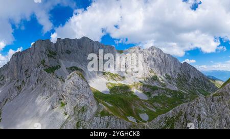 Luftaufnahme der Presolana im Sommer vom Passo Pozzera. Castione della Presolana, Val Seriana, Bezirk Bergamo, Lombardei, Italien. Stockfoto