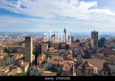 Blick auf die Dächer, Kirchen und Türme der Oberstadt (Città Alta) von Bergamo im Sommer. Bergamo, Lombardei, Italien. Stockfoto