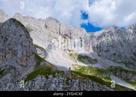 Luftaufnahme der Presolana im Sommer vom Passo Pozzera. Castione della Presolana, Val Seriana, Bezirk Bergamo, Lombardei, Italien. Stockfoto