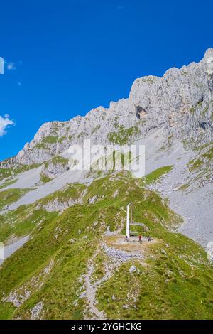 Luftaufnahme der Presolana im Sommer vom Passo Pozzera. Castione della Presolana, Val Seriana, Bezirk Bergamo, Lombardei, Italien. Stockfoto