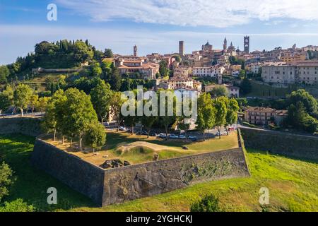 Blick auf die Dächer, Kirchen und Türme der Oberstadt (Città Alta) von Bergamo im Sommer. Bergamo, Lombardei, Italien. Stockfoto