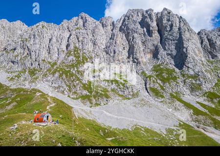 Luftaufnahme der Presolana im Sommer vom Passo Pozzera. Castione della Presolana, Val Seriana, Bezirk Bergamo, Lombardei, Italien. Stockfoto