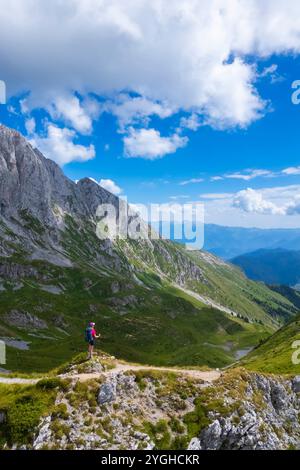 Luftaufnahme der Presolana im Sommer vom Passo Pozzera. Castione della Presolana, Val Seriana, Bezirk Bergamo, Lombardei, Italien. Stockfoto