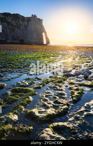 Sonnenaufgang in Etretat, Octeville sur Mer, Le Havre, seine Maritime, Normandie, Frankreich, Westeuropa. Stockfoto