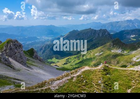 Aus der Vogelperspektive auf Cima di Bares und Monte Campo vom Pozzera-Passo in Presolana. Castione della Presolana, Val Seriana, Bergamo, Lombar Stockfoto