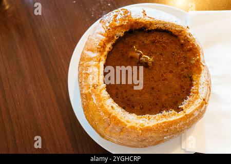 Traditionelle tschechische Küche. Gulasch-Suppe im Brottopf. Prag, Tschechische Republik, Europa Stockfoto